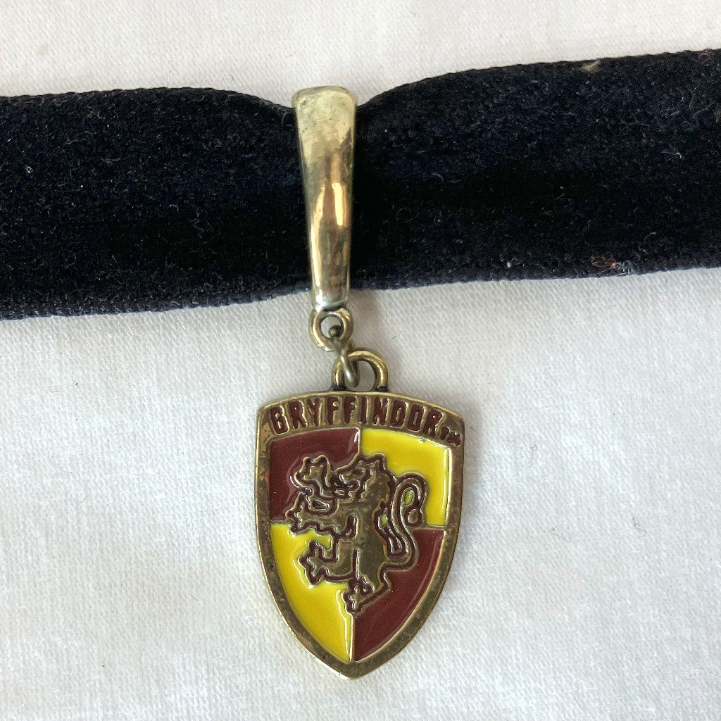 12 Bioworld Gryffindor Crest Choker 12$